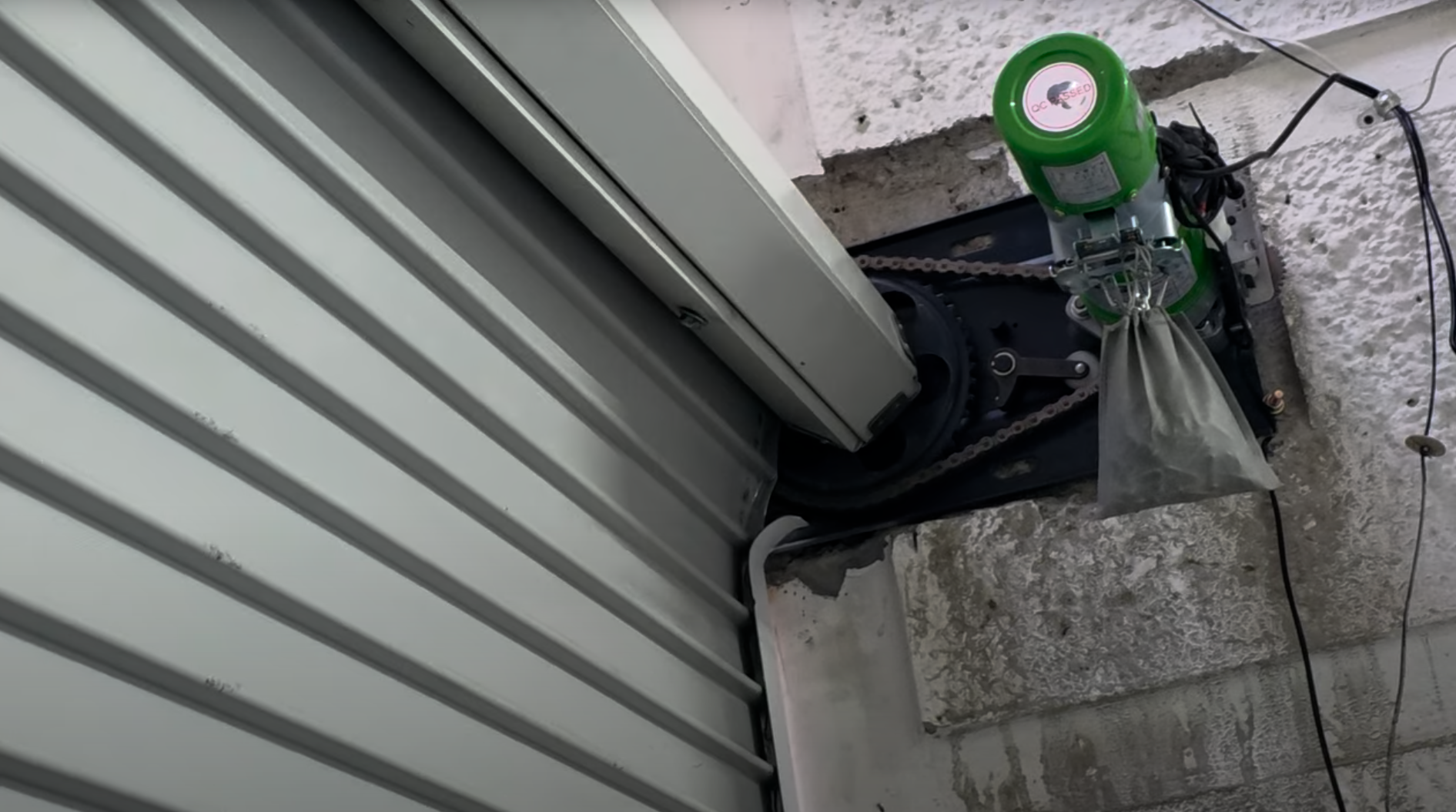 Cortina metálica motorizada con control remoto para negocio